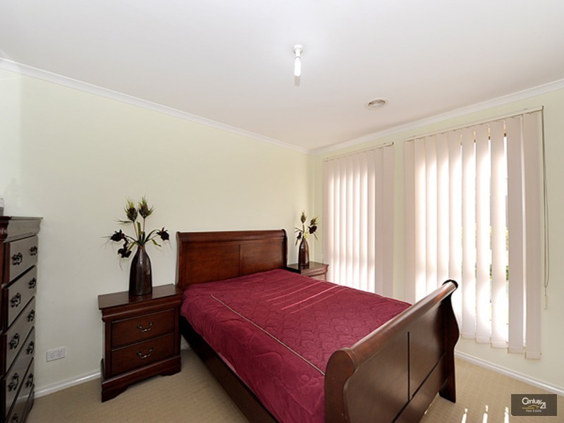 25 Sussex Avenue, Cranbourne North VIC 3977