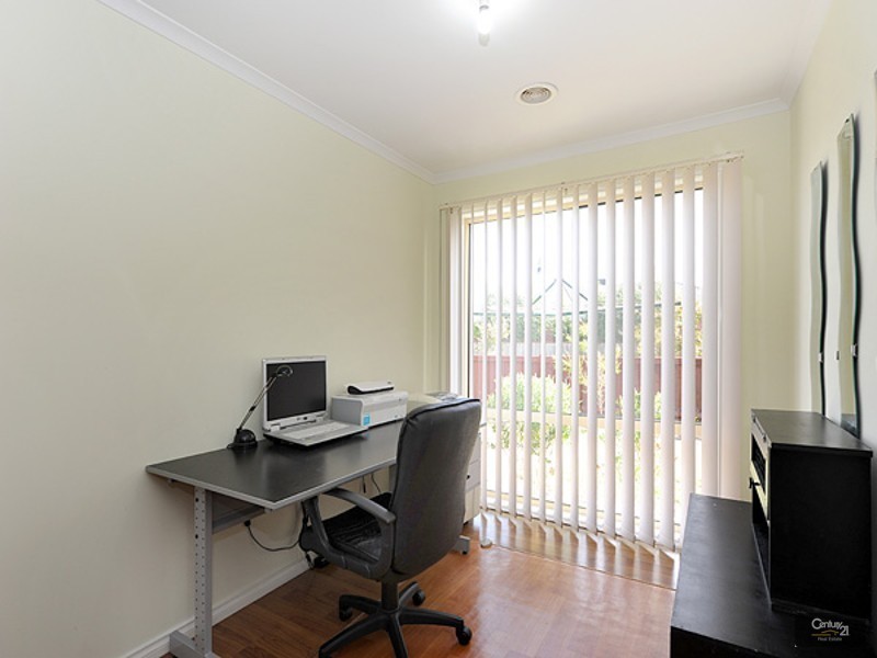 25 Sussex Avenue, Cranbourne North VIC 3977