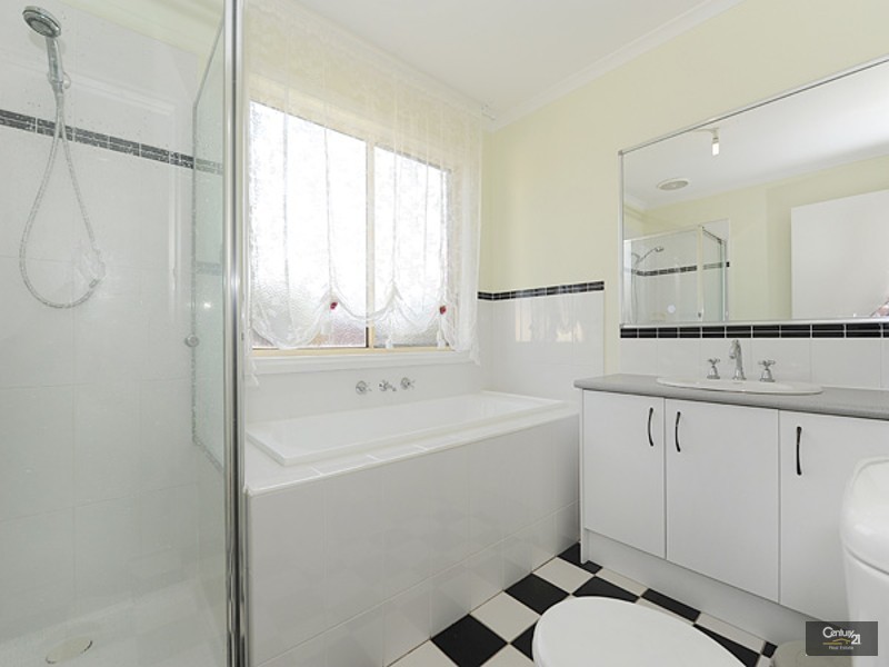 25 Sussex Avenue, Cranbourne North VIC 3977