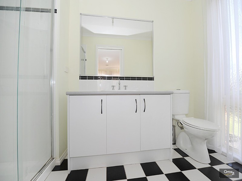 25 Sussex Avenue, Cranbourne North VIC 3977