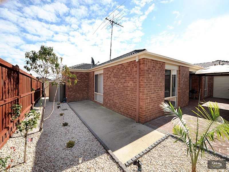25 Sussex Avenue, Cranbourne North VIC 3977
