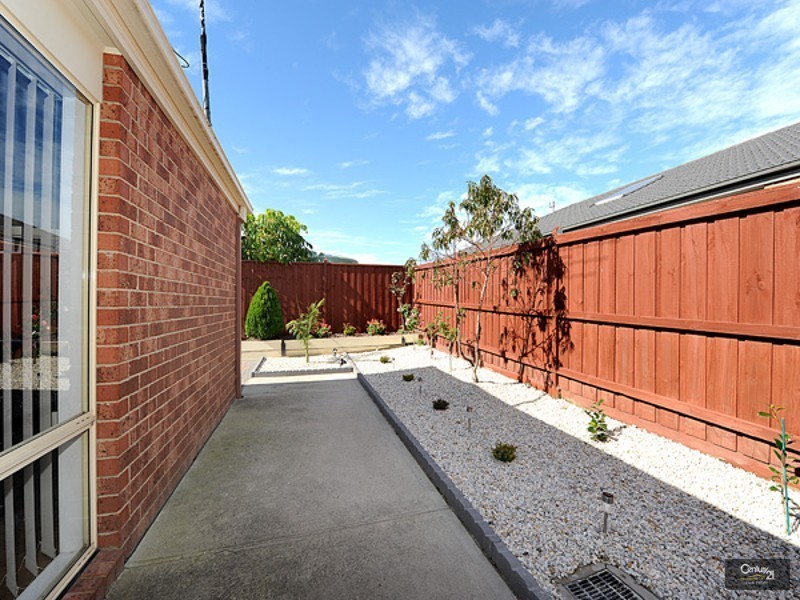 25 Sussex Avenue, Cranbourne North VIC 3977