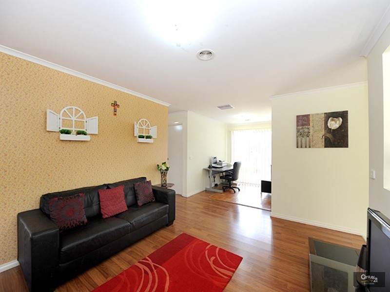 25 Sussex Avenue, Cranbourne North VIC 3977