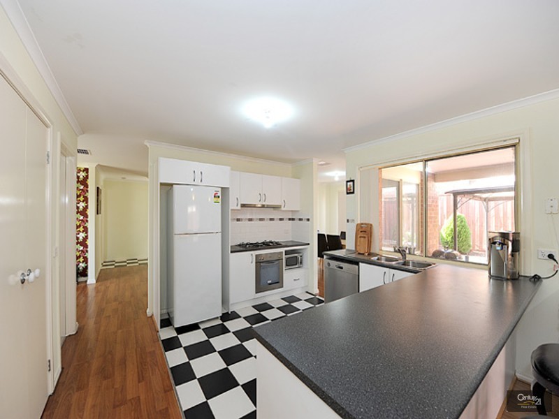 25 Sussex Avenue, Cranbourne North VIC 3977