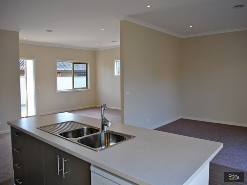 2/9 Slingsby Avenue,, Beaconsfield VIC 3807
