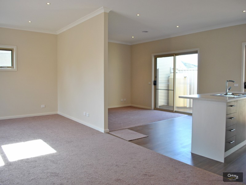 2/9 Slingsby Avenue,, Beaconsfield VIC 3807