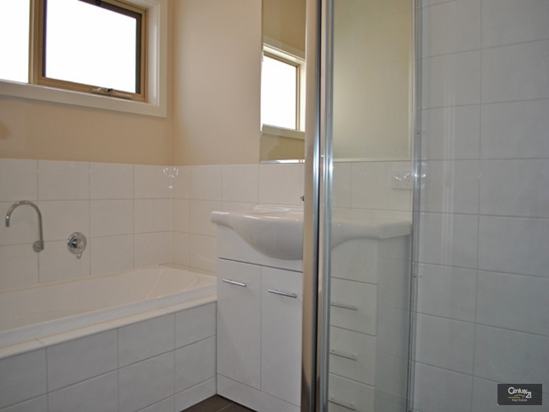 2/9 Slingsby Avenue,, Beaconsfield VIC 3807