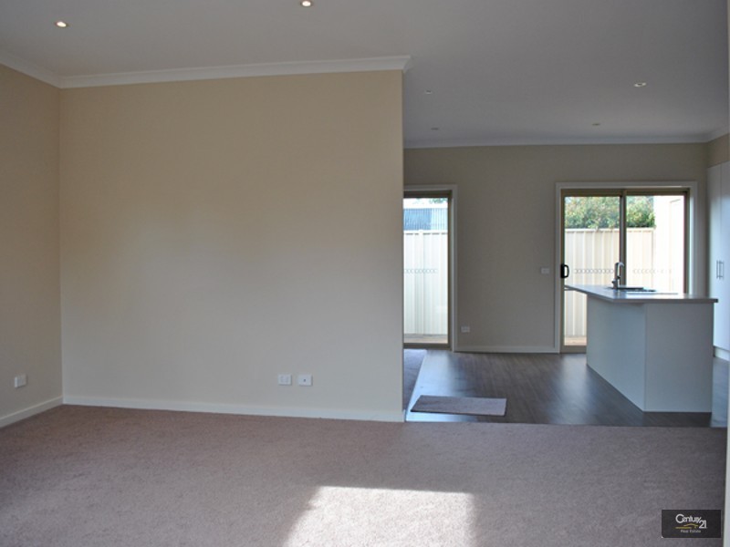 2/9 Slingsby Avenue,, Beaconsfield VIC 3807