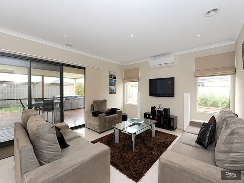 14 Saltbush Avenue, Lyndhurst VIC 3975