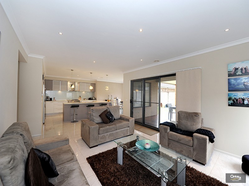 14 Saltbush Avenue, Lyndhurst VIC 3975