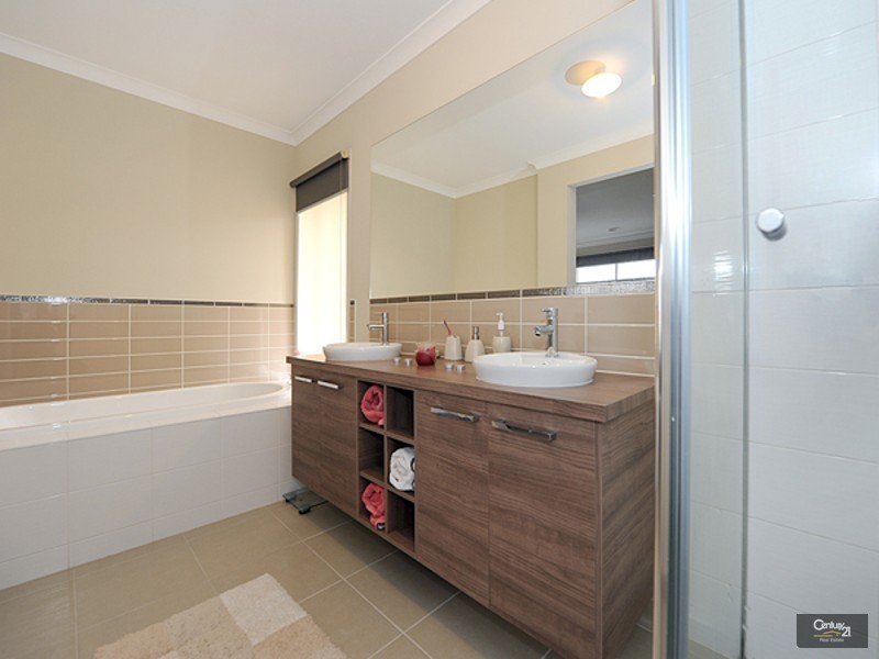 14 Saltbush Avenue, Lyndhurst VIC 3975