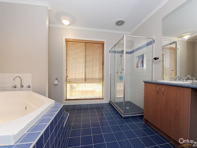 5 Highvale Crescent, Berwick VIC 3806