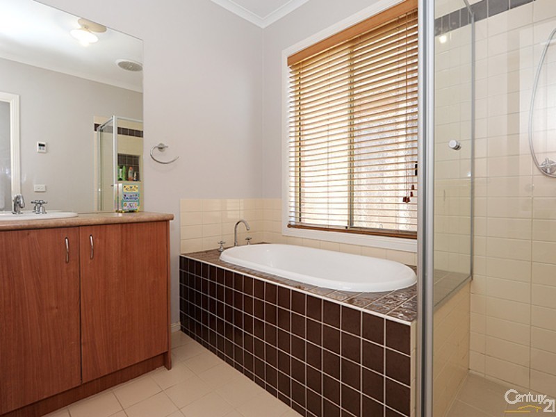 5 Highvale Crescent, Berwick VIC 3806