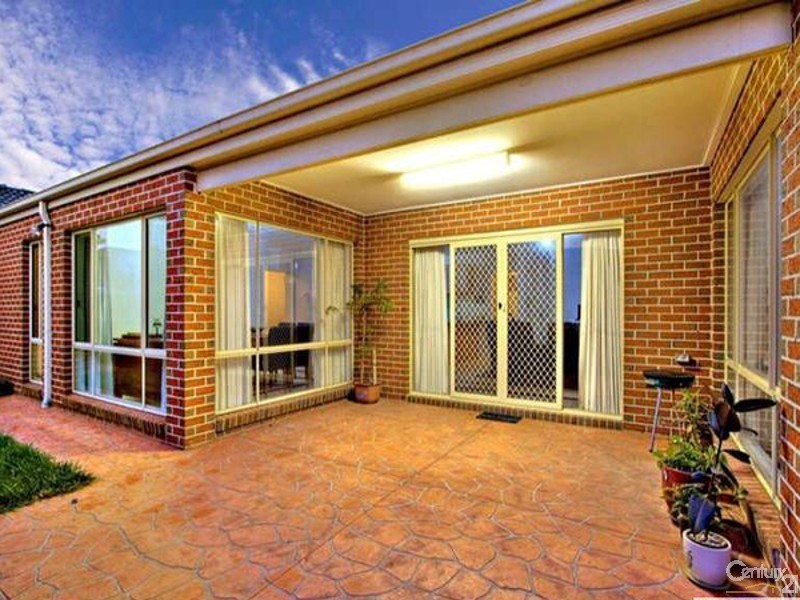 5 Highvale Crescent, Berwick VIC 3806