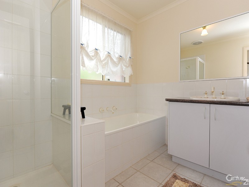 16 Domain Drive, Berwick VIC 3806