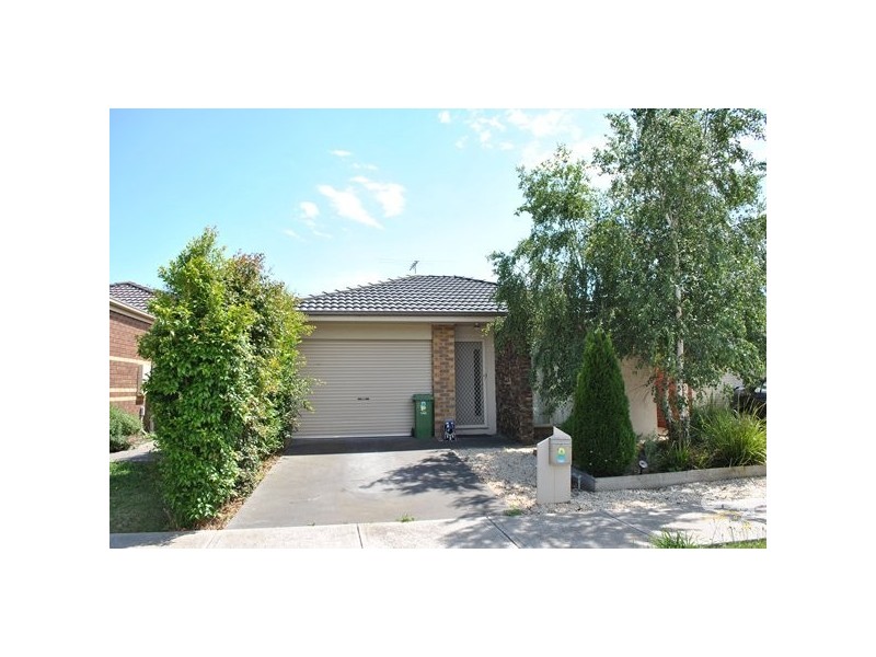 8 Mossman Drive, Cranbourne East VIC 3977