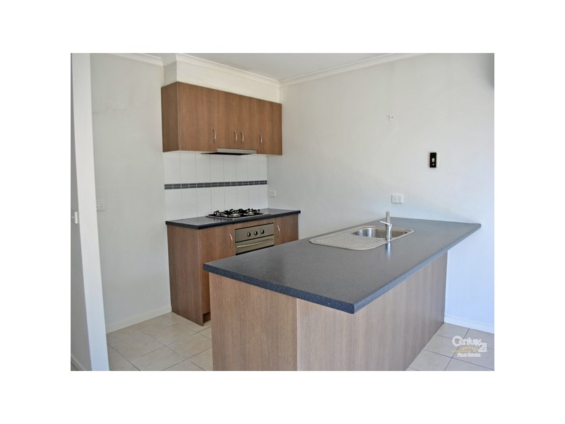 8 Mossman Drive, Cranbourne East VIC 3977