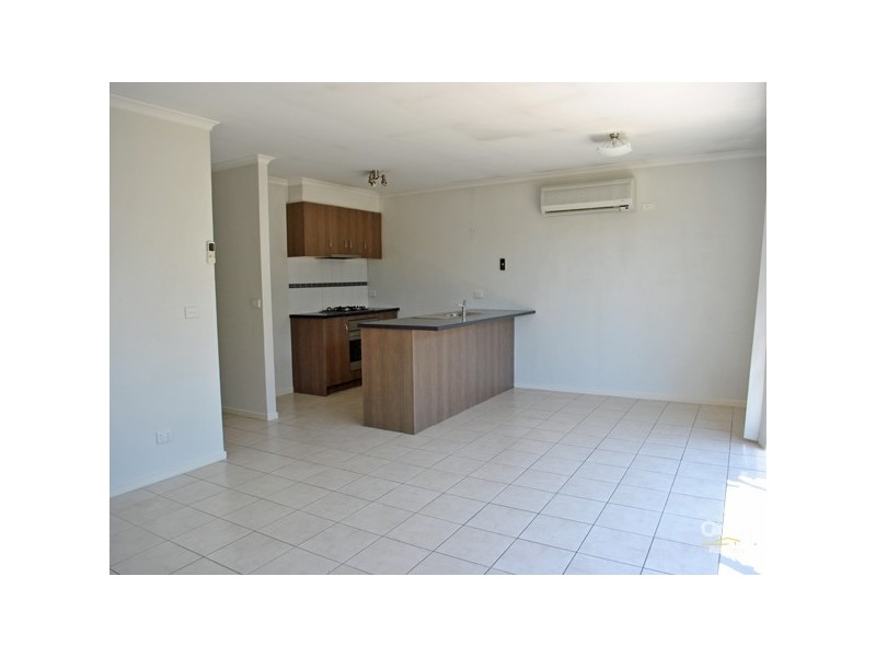8 Mossman Drive, Cranbourne East VIC 3977