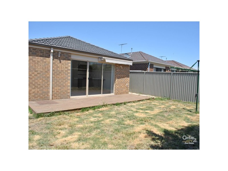 8 Mossman Drive, Cranbourne East VIC 3977
