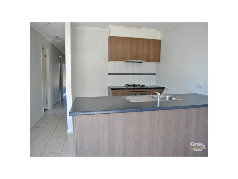 8 Mossman Drive, Cranbourne East VIC 3977
