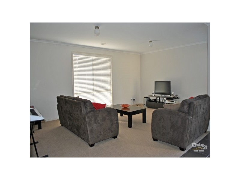 16 Killarney Crescent, Pakenham VIC 3810