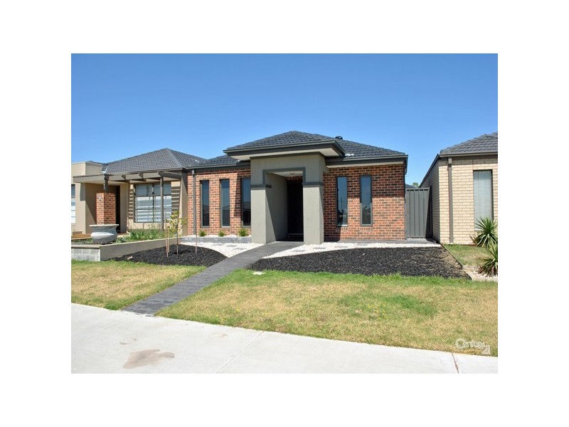 8 Frogmore Lane, Cranbourne North VIC 3977
