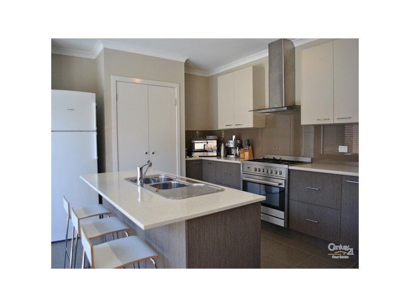 8 Frogmore Lane, Cranbourne North VIC 3977