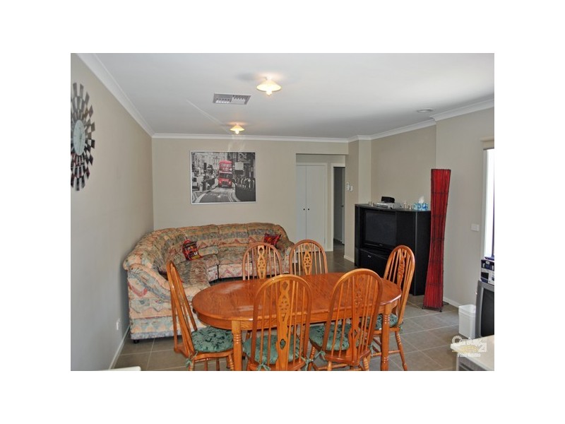 8 Frogmore Lane, Cranbourne North VIC 3977