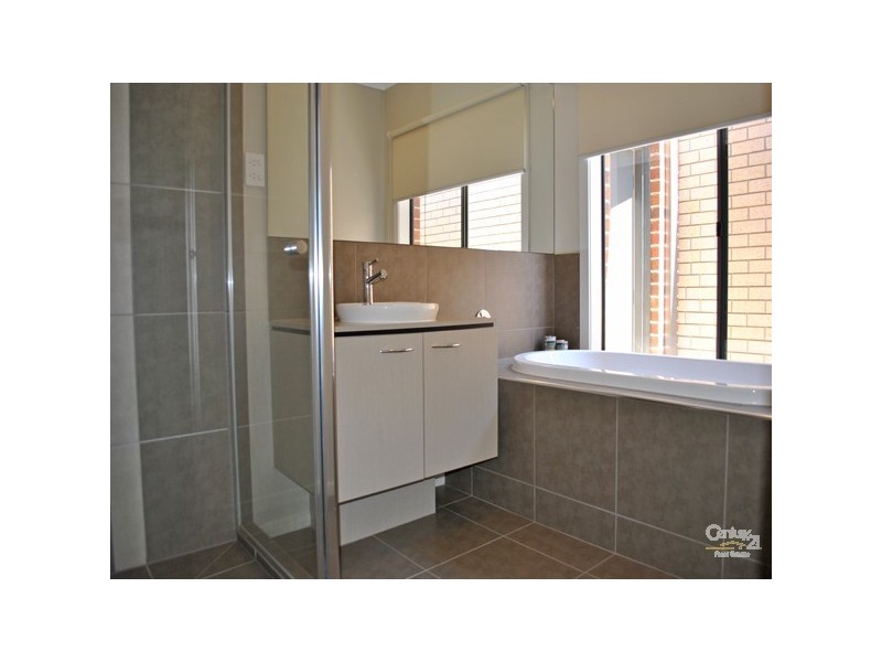 8 Frogmore Lane, Cranbourne North VIC 3977