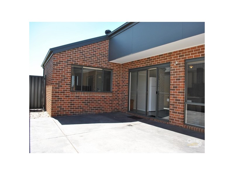 8 Frogmore Lane, Cranbourne North VIC 3977