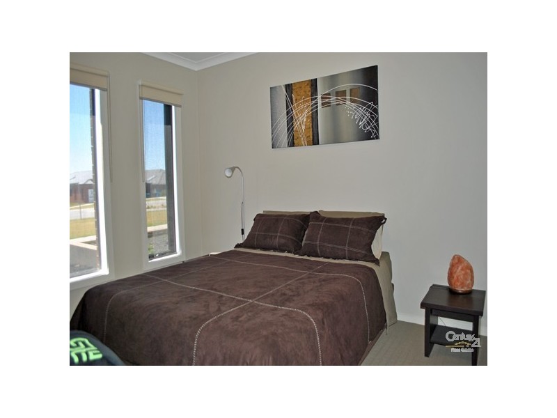 8 Frogmore Lane, Cranbourne North VIC 3977