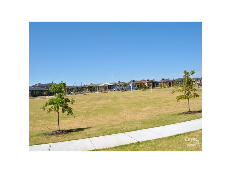 8 Frogmore Lane, Cranbourne North VIC 3977