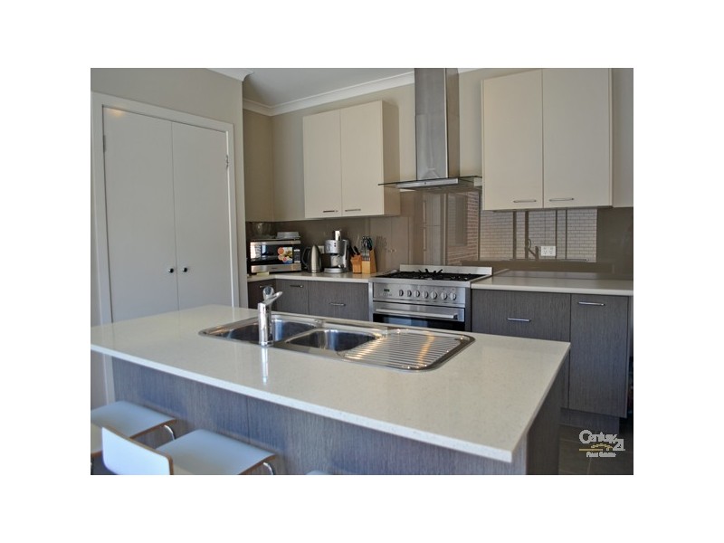 8 Frogmore Lane, Cranbourne North VIC 3977