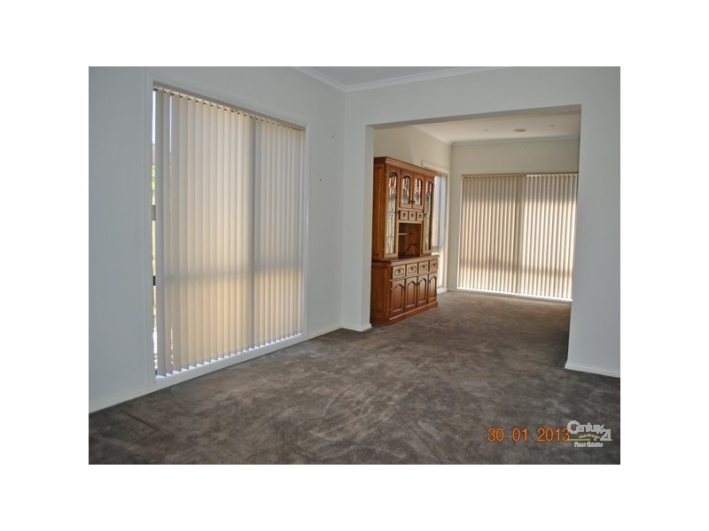 8 Amhurst Drive, Narre Warren South VIC 3805