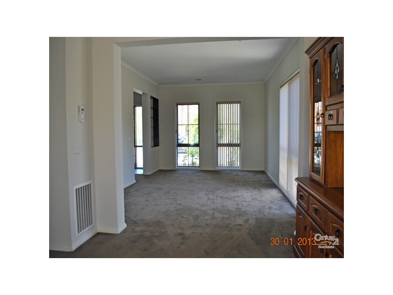 8 Amhurst Drive, Narre Warren South VIC 3805