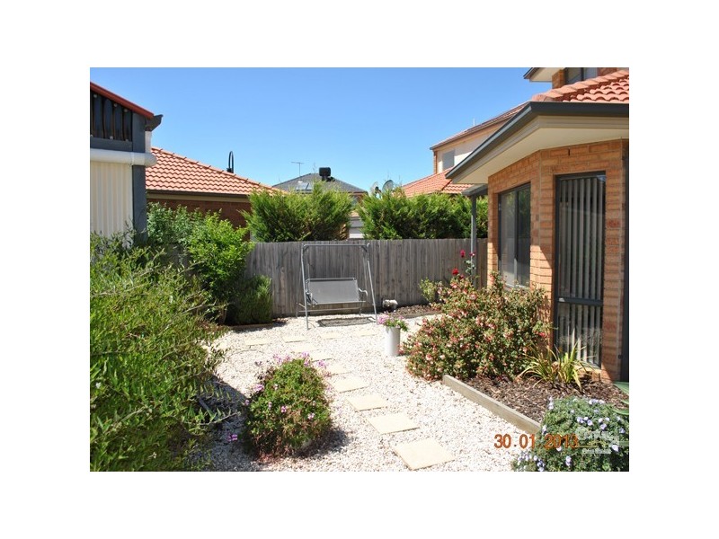 8 Amhurst Drive, Narre Warren South VIC 3805