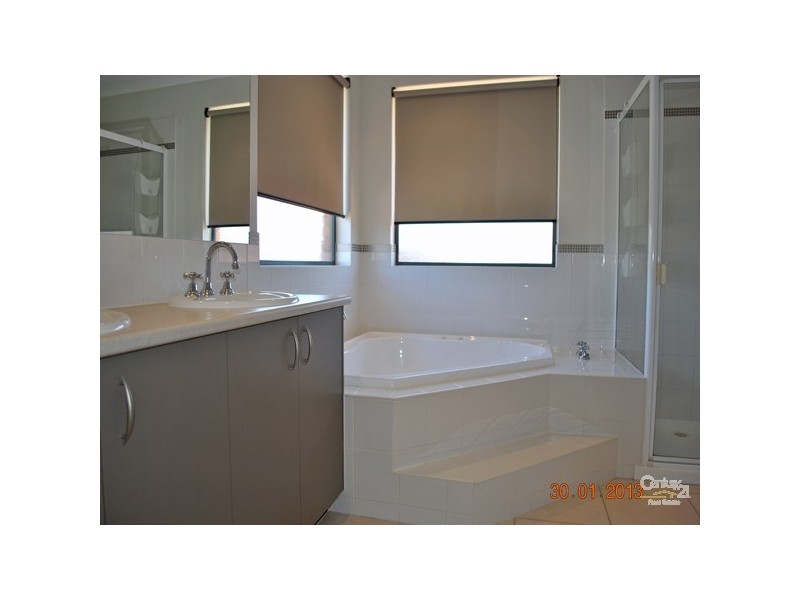 8 Amhurst Drive, Narre Warren South VIC 3805