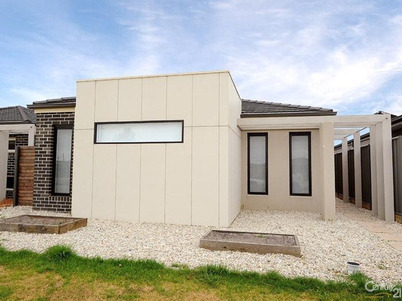 16 Frogmore Lane, Cranbourne North VIC 3977