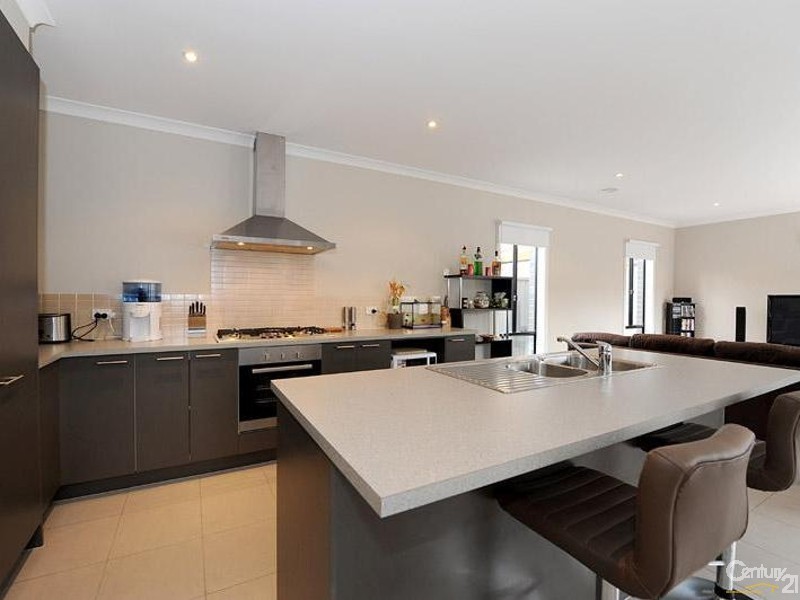 16 Frogmore Lane, Cranbourne North VIC 3977