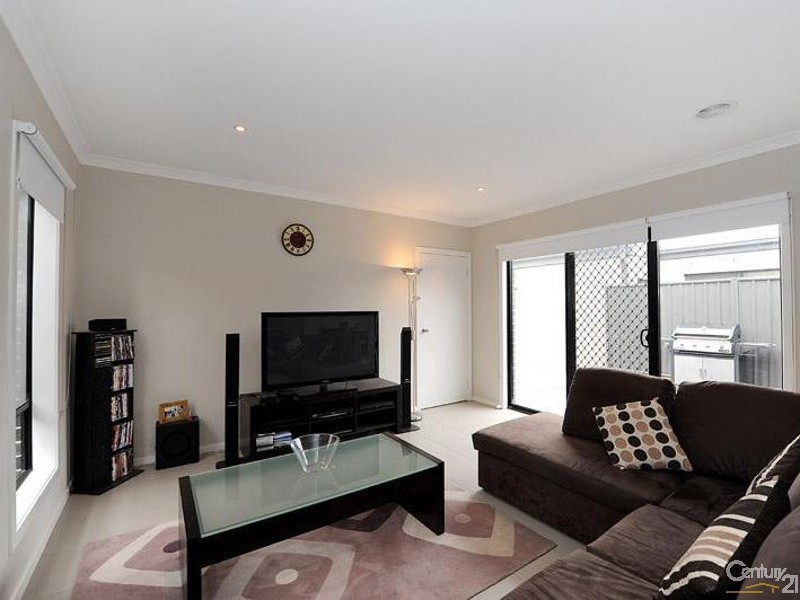 16 Frogmore Lane, Cranbourne North VIC 3977