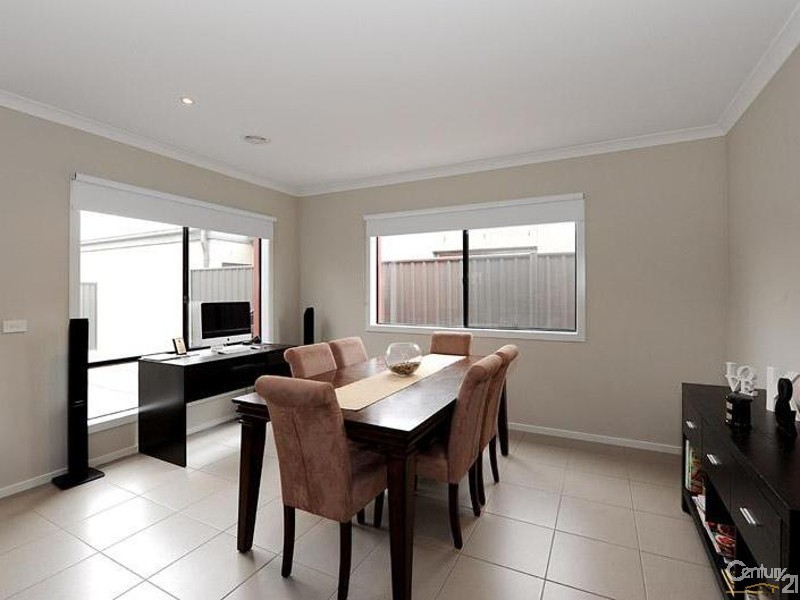 16 Frogmore Lane, Cranbourne North VIC 3977
