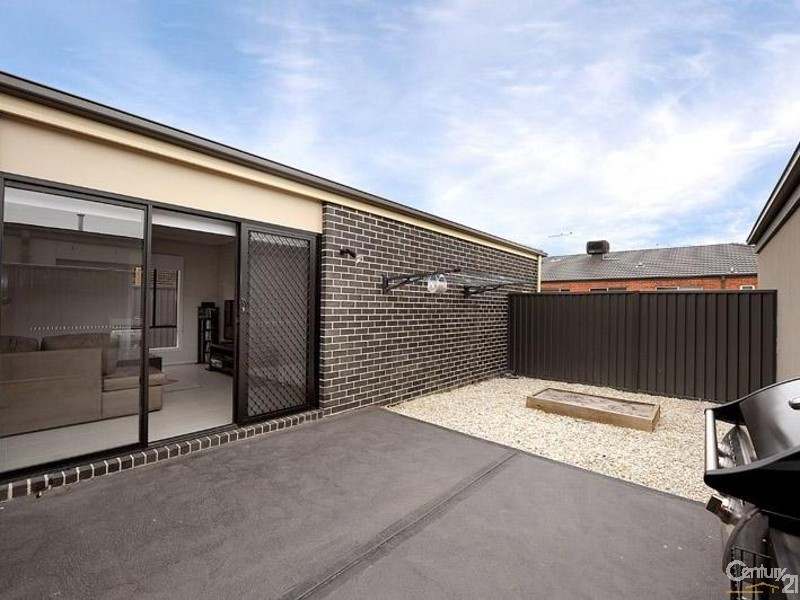 16 Frogmore Lane, Cranbourne North VIC 3977