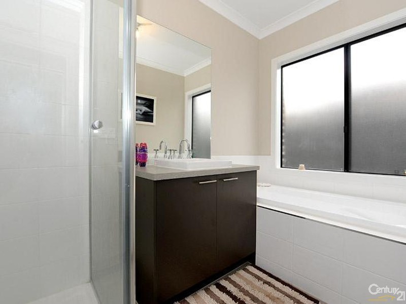 16 Frogmore Lane, Cranbourne North VIC 3977