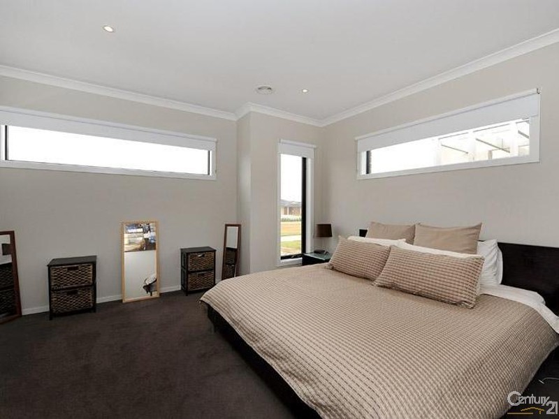 16 Frogmore Lane, Cranbourne North VIC 3977