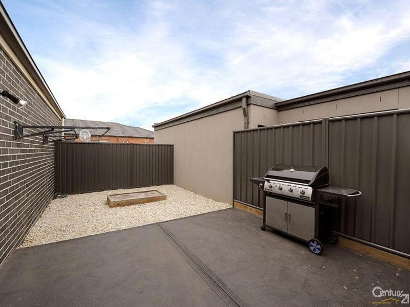 16 Frogmore Lane, Cranbourne North VIC 3977