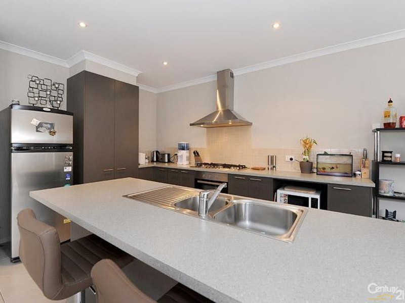 16 Frogmore Lane, Cranbourne North VIC 3977