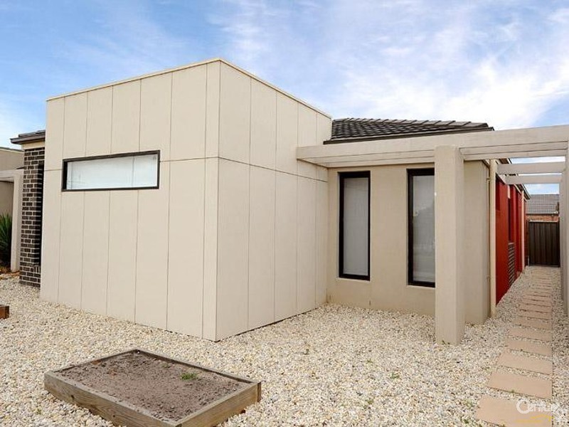 16 Frogmore Lane, Cranbourne North VIC 3977
