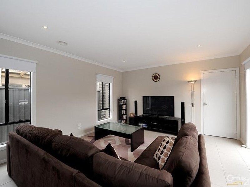 16 Frogmore Lane, Cranbourne North VIC 3977