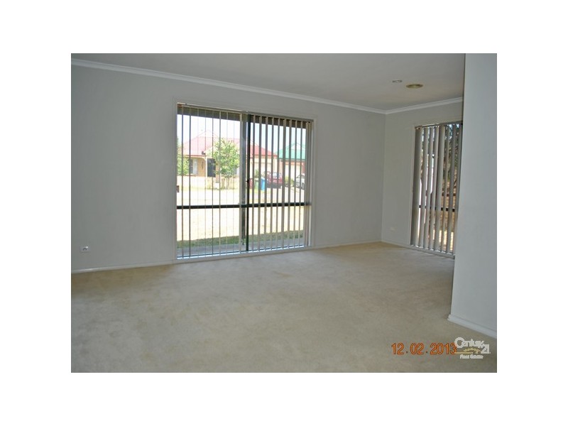 16 Fetlock Lane, Cranbourne East VIC 3977