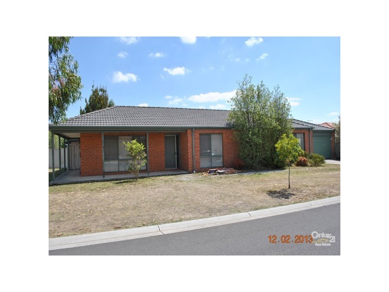 16 Fetlock Lane, Cranbourne East VIC 3977